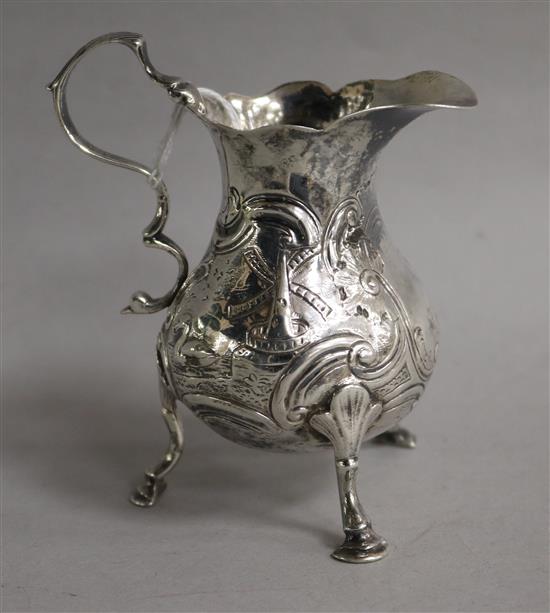 A Georgian silver cream jug, 10cm.